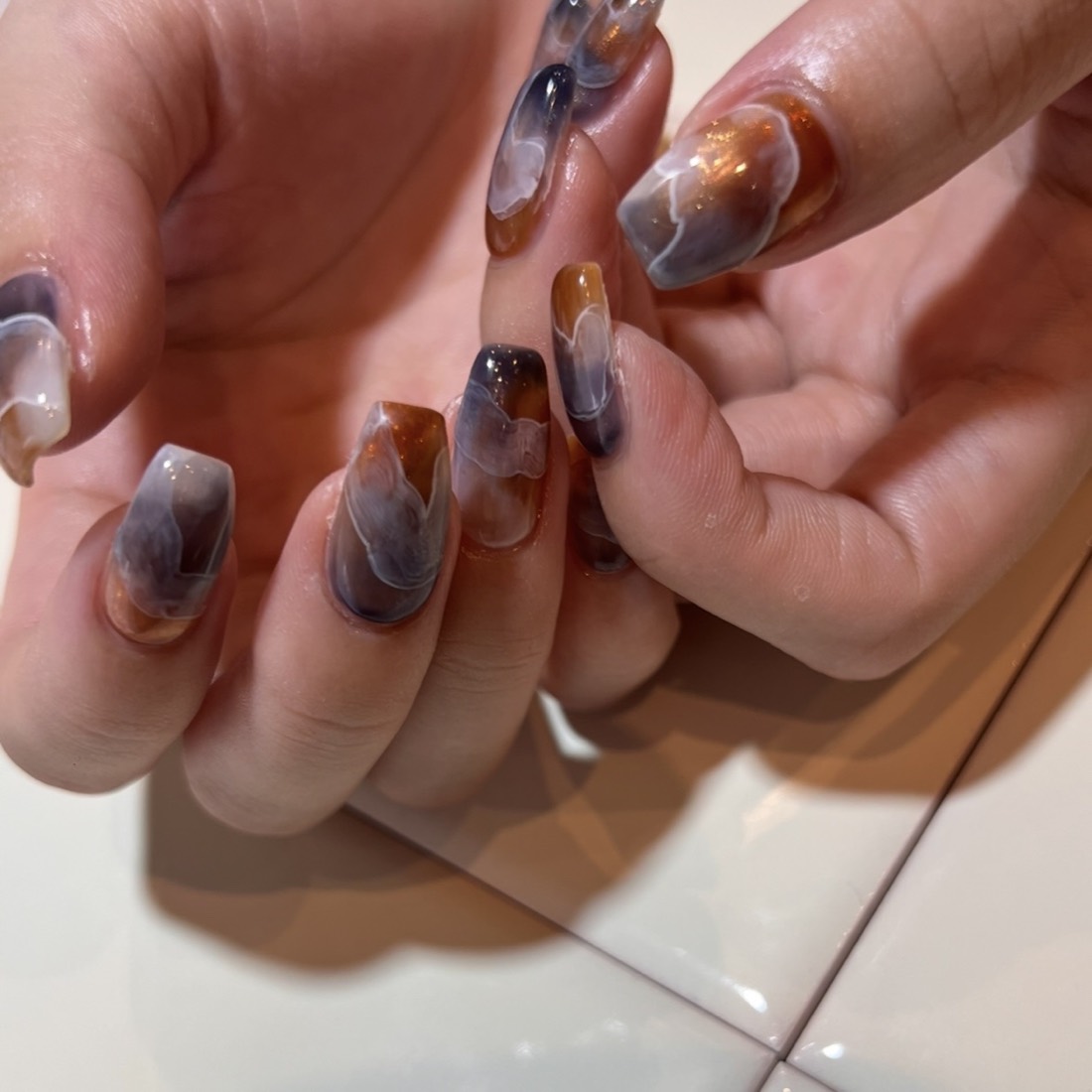 ブラウンとパープルの大理石ニュアンスネイル