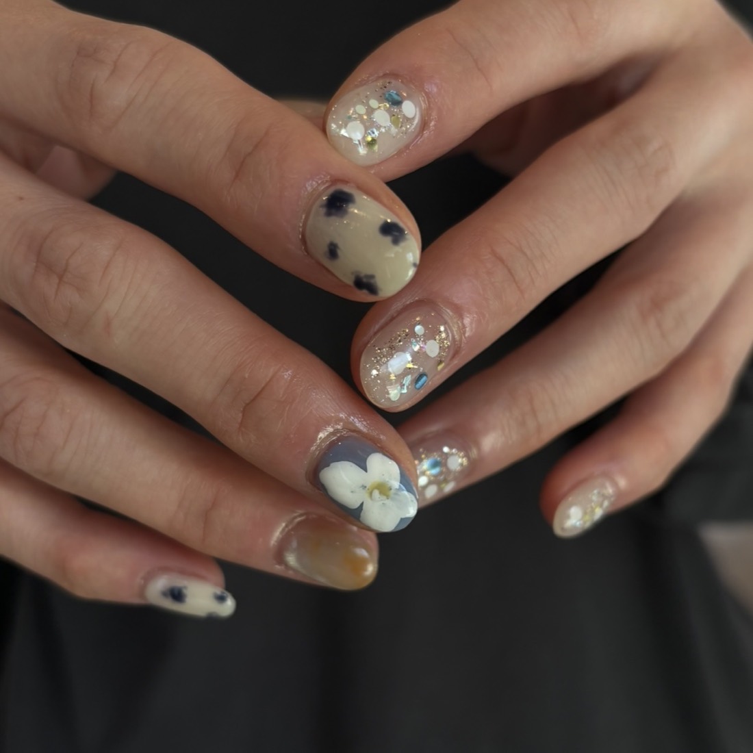 押し花とホログラムをあしらったニュアンスネイル