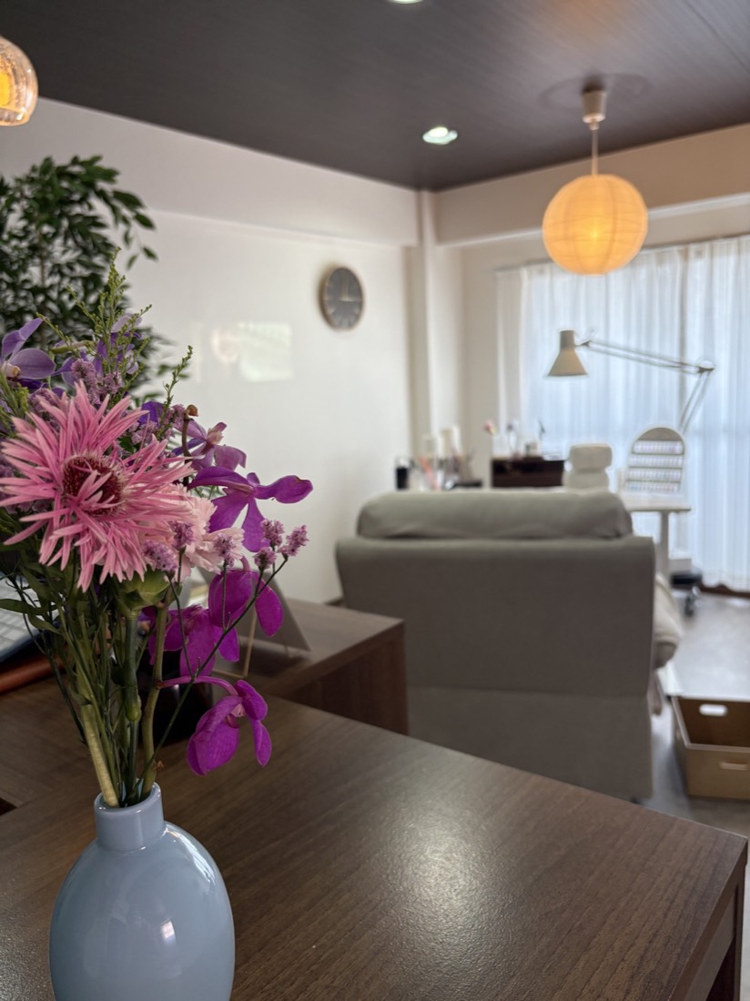 airu. の施術スペース。季節の花とやわらかな灯り